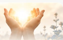 Reiki Nivel I — manos abiertas recibiendo luz