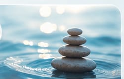 Reiki Nivel II — piedras en equilibrio sobre el agua